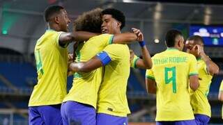 Jogadores brasileiros comemoram o primeiro gol. (Foto: Reprodução/Twitter/@CBF)