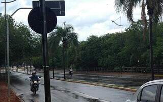 Motociclistas transitando em área interditada na Avenida Filinto Muller, em frente ao Lago do Amor (Idaicy Solano)