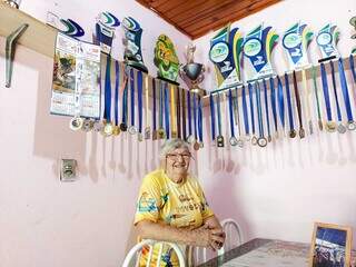 Geni coleciona medalhas e troféus desde quando ingressou no Vovó Ziza. (Foto: Aletheya Alves)