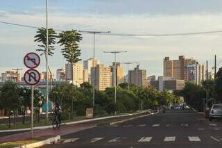 Com tempo agradável, ciclista pedala pela Avenida Fábio Zahran (Foto: Henrique Kawaminami)