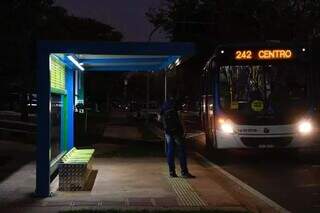 Parada de ônibus no Parque dos Poderes conta com assento e iluminação (Foto: Divulgação)
