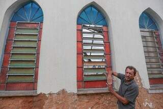 Luis conta que o novo projeto contempla até mesmo os vitrais. (Foto: Marcos Maluf)