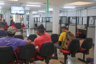 Candidatos aguardando atendimento na sede da Funsat (Foto: arquivo/Campo Grande News) 