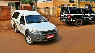 Viatura da Polícia Civil e equipe da funerária no local onde mulher foi morta. (Foto: Lucas Martins | Região News)