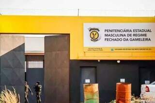 Entrada da Penitenciária Estadual Masculina de Regime Fechado da Gameleira I. (Foto: Henrique Kawaminami)