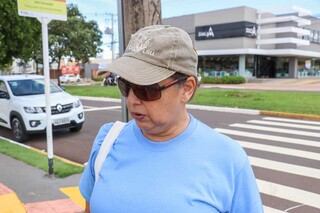 Ana Barros reclama do desnível da calçada e do risco aos pedestres. (Foto: Henrique Kawaminami)