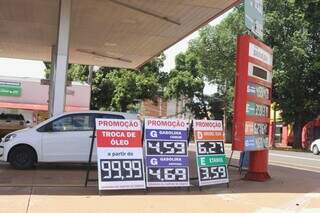 Placa de preço de posto de combustível na Capital nesta terça-feira (24) (Foto: Paulo Francis)