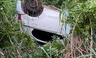 Carro de motorista de aplicativo capota e vai parar no meio do matagal