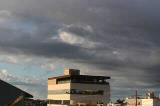 Sol e nuvens carregadas dividem espaço no céu da Capital (Foto: Marcos Maluf)