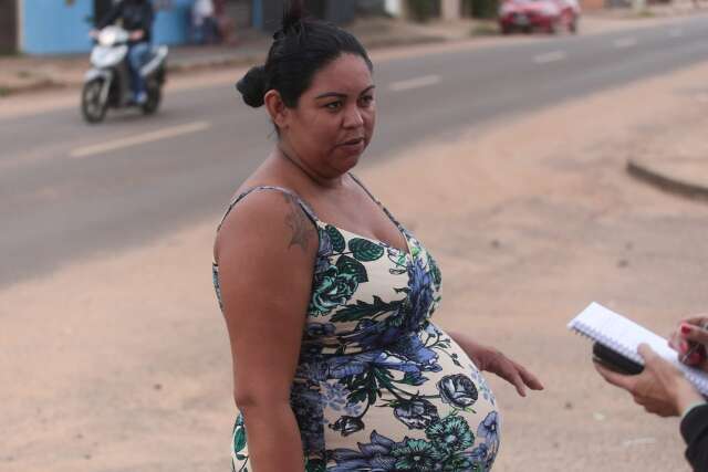 Hipertensa, mãe "segura" parto para ir a mutirão da fila por vaga em escola 