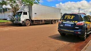Caminhão que transportava os produtos ilícitos (Foto: Lucas Martins/Região News)