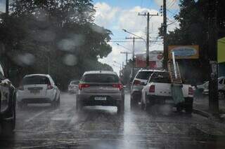 Chuva na região central de Campo Grande. (Foto: Henrique Kawaminami)