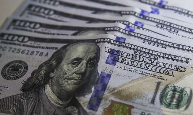 D&oacute;lar cai para R$ 5,08 e atinge menor n&iacute;vel desde novembro