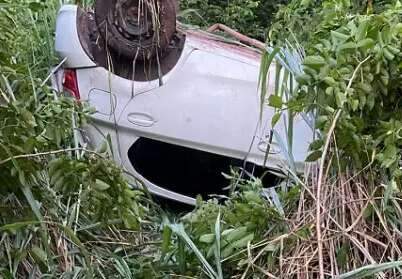 Carro de motorista de aplicativo capota e vai parar no meio do matagal