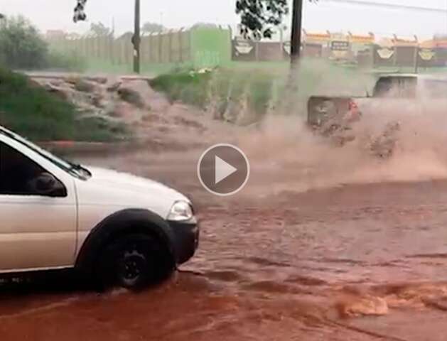 &ldquo;Parece cachoeira no meio da rua&rdquo;, diz gerente sobre chuva na Gunter Hans
