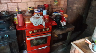 Políciais encontraram muita sujeira na cozinha (Foto: divulgação/Polícia Civil)
