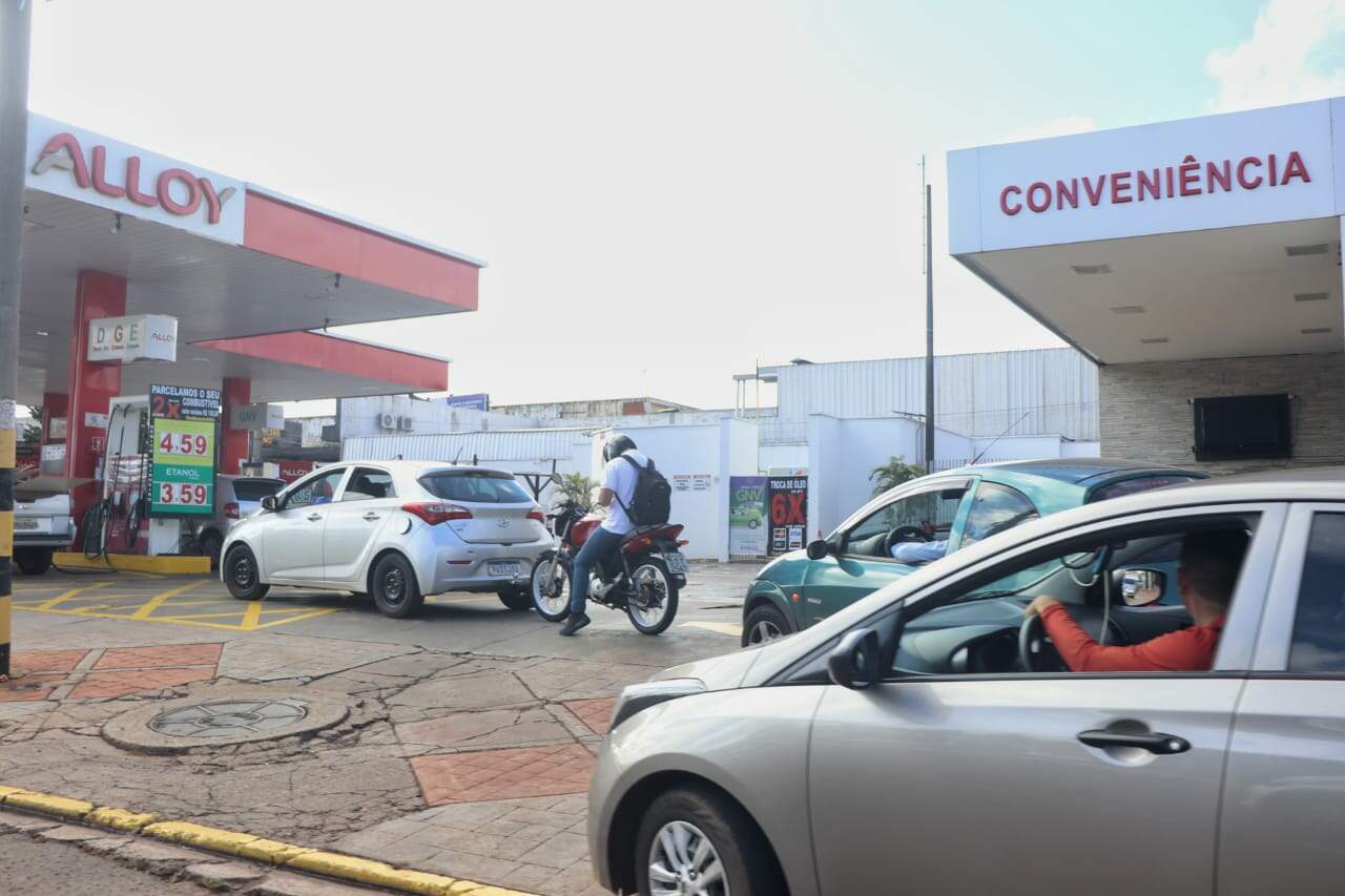 Cliente enfrenta fila por preço de gasolina antes de alta para R$ 5