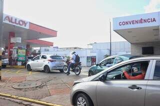 Fila de carros em posto de combustíveis na Avenida Fernando Corrêa da Costa, em Campo Grande (Foto: Paulo Francis)