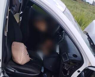 Motorista ainda dentro de um dos carros envolvidos no acidente. (Foto: Direto das Ruas)