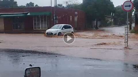 Em poucos minutos, chuva alaga avenida recém-asfaltada e arrasta carro 