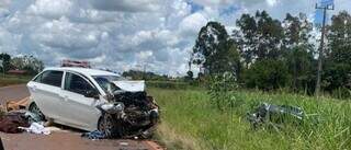 Um dos veículos com a frente destruída e o outro na área de mata. (Foto: Direto das Ruas)