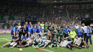 Elenco e comissão técnica comemoram classificação do Palmeiras para a final (Foto: Divulgação)