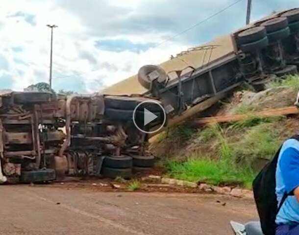 Carregada de GLP, carreta despenca de pontilh&atilde;o na Vila Popular