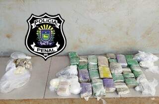 Pacotes de drogas encontrados durante revista em celas da PED (Foto: Adilson Domingos)