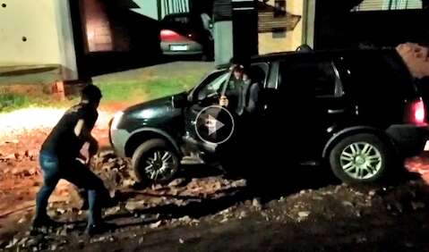 Desavisado, motorista fica com carro preso em buraco no Oliveira