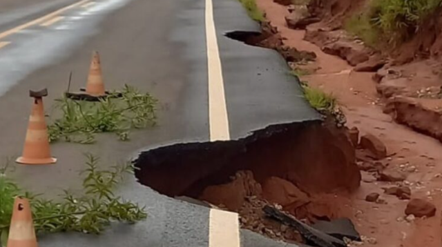 Chuva provoca eros&atilde;o na MS-320 e Defesa Civil faz alerta