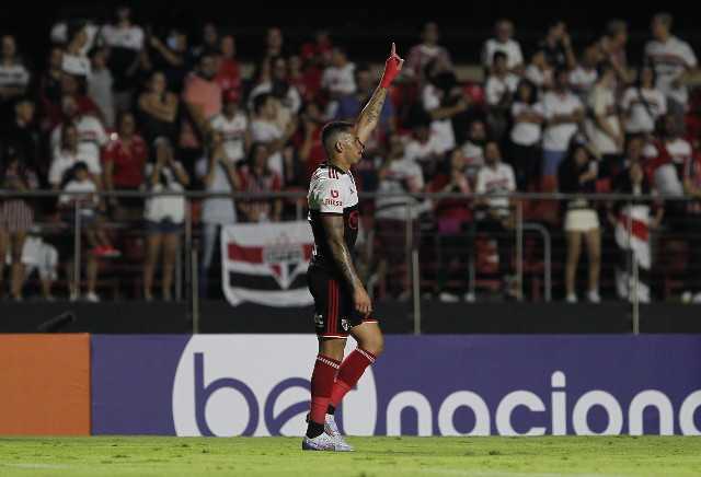 S&atilde;o Paulo goleia Portuguesa pelo Campeonato Paulista