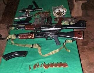 Fuzis, pistolas e munições encontrados com “soldados” do PCC presos na fronteira (Foto: Divulgação)