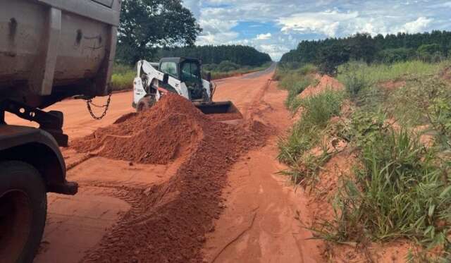 Trecho da MS-320 que cedeu devido &agrave; chuva passa por obras de recupera&ccedil;&atilde;o