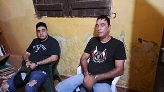 Os dois homens, apontados como integrantes do PCC, presos ontem à noite na fronteira (Foto: Divulgação)