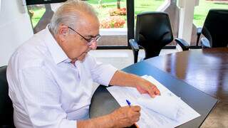 Presidente do TCE-MS, Jerson Domingos, assinando término de contrato (Foto Assessoria)