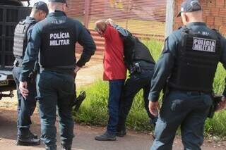 Homem sendo preso pela Polícia Militar; ele foi levado para a Deam. (Foto: Alex Machado)