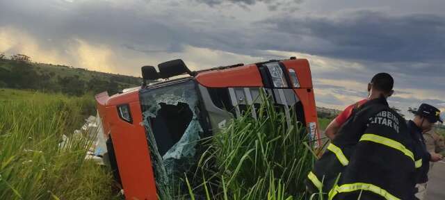 Carreta que transportava carga de hamb&uacute;rguer tomba &agrave;s margens de rodovia