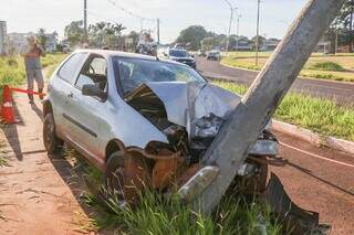 Carro ficou com a frente totalmente destruída (Foto: Henrique Kawaminami)