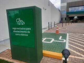 Vaga exclusiva com carregador para carro elétrico, no Hospital Unimed, na Avenida Mato Grosso, em Campo Grande (Foto: Caroline Maldonado)