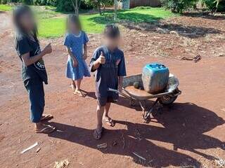 Crianças indígenas usam carriola para buscar água em mina (Foto: Divulgação)