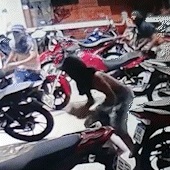 Em 15 segundos, ladrões arrebentam blindex e invadem loja de motos