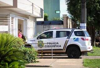 Perícia chegando em edifício nesta manhã. (Foto: Henrique Kawaminami)