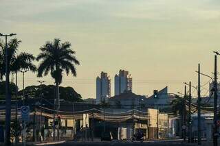 Céu parcialmente claro nesta manhã em Campo Grande (Foto: Henrique Kawaminami)