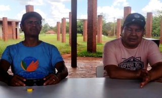 Alex (de azul) e Dinho, líderes da Aldeia Bororó (Foto: Divulgação)