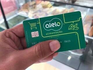 Cliente segura cartão de vale-alimentação. (Foto: Arquivo/Campo Grande News)