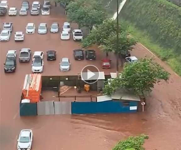 Estacionamento alaga, motorista acessa ciclovia e moto cai em chuva desta tarde