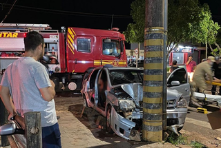 Mulheres s&atilde;o socorridas em estado grave ap&oacute;s carro colidir em poste de energia