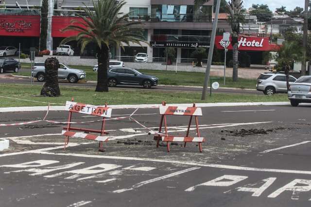Com asfalto danificado, faixa &eacute; interditada em frente a shopping