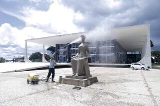 Lavagem da Estátua da Justiça após ataque ao prédio do STF. (Foto: Rosinei Coutinho /STF)