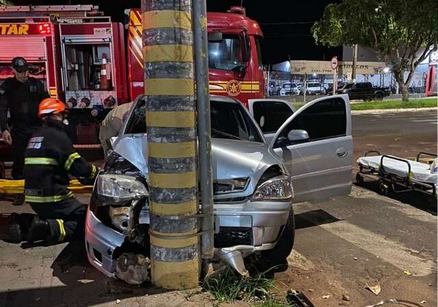 Mulheres s&atilde;o socorridas em estado grave ap&oacute;s carro colidir em poste de energia